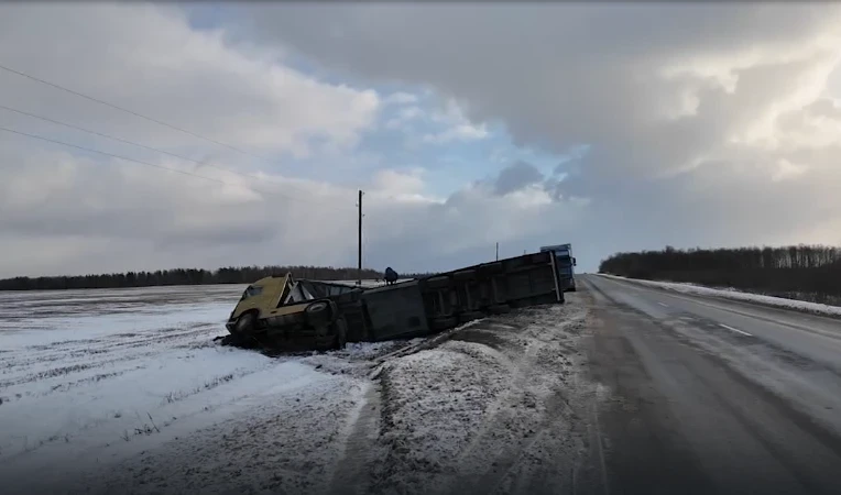 В России фура с грузом, следовавшая в Кыргызстан, перевернулась на трассе