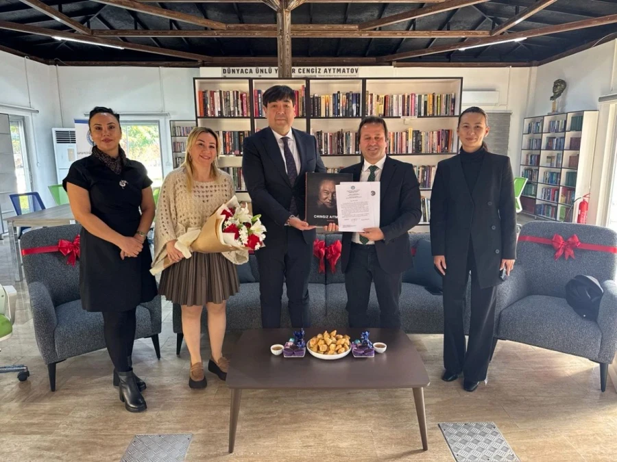 Анталиядагы Айтматов атындагы китепканага Генконсулдук мебель тапшырды