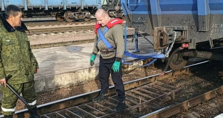 A Kyrgyzstani Set a New Record. He Moved Seven Cars Six Meters