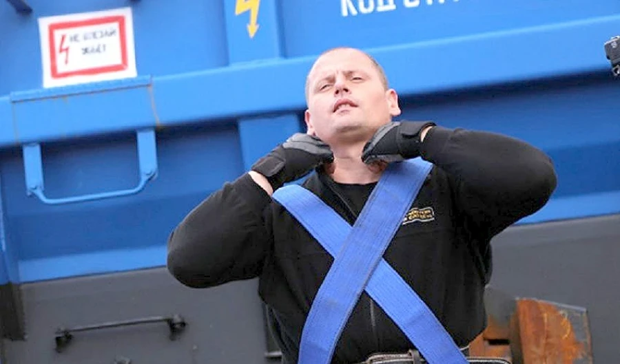 A Kyrgyzstani dragged seven freight wagons for six meters