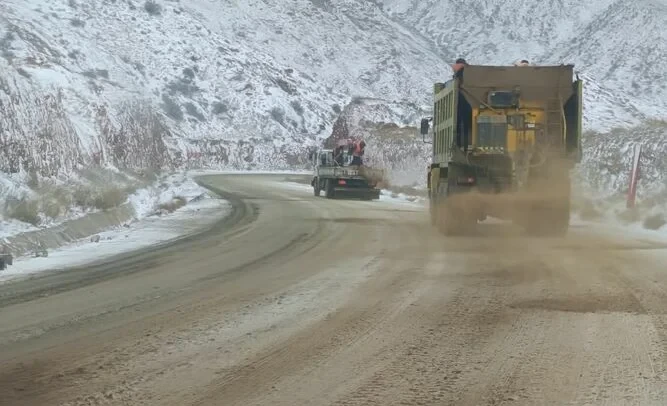 Due to the snowfall, there are restrictions for heavy vehicles in the mountain passes