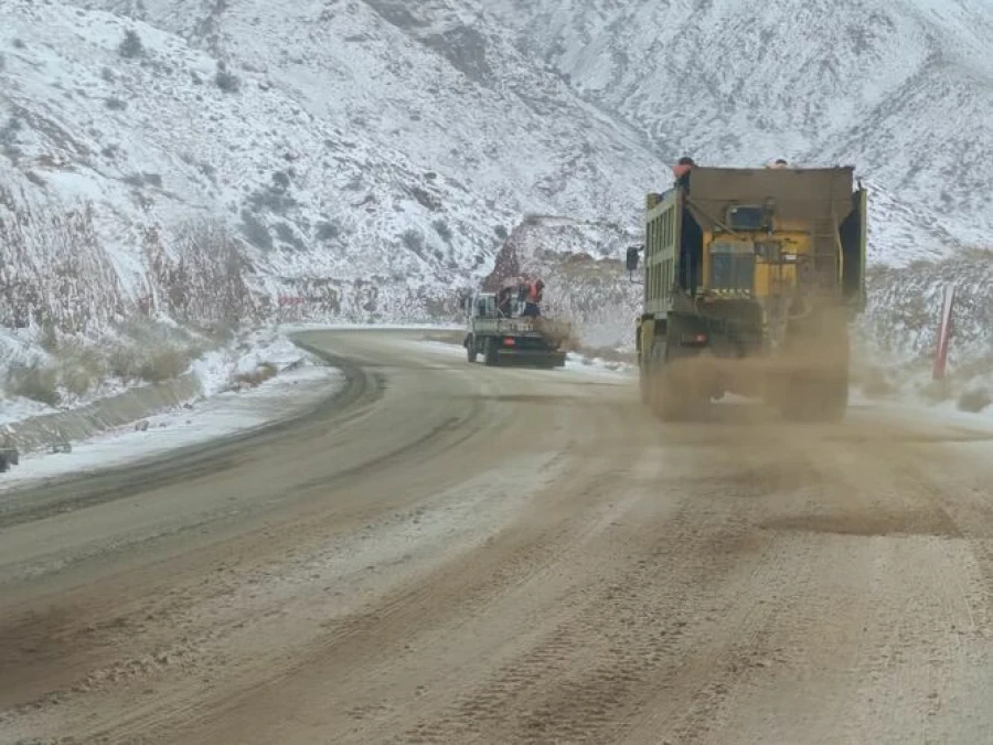 The Karagoo Pass is closed to traffic until the precipitation stops.
