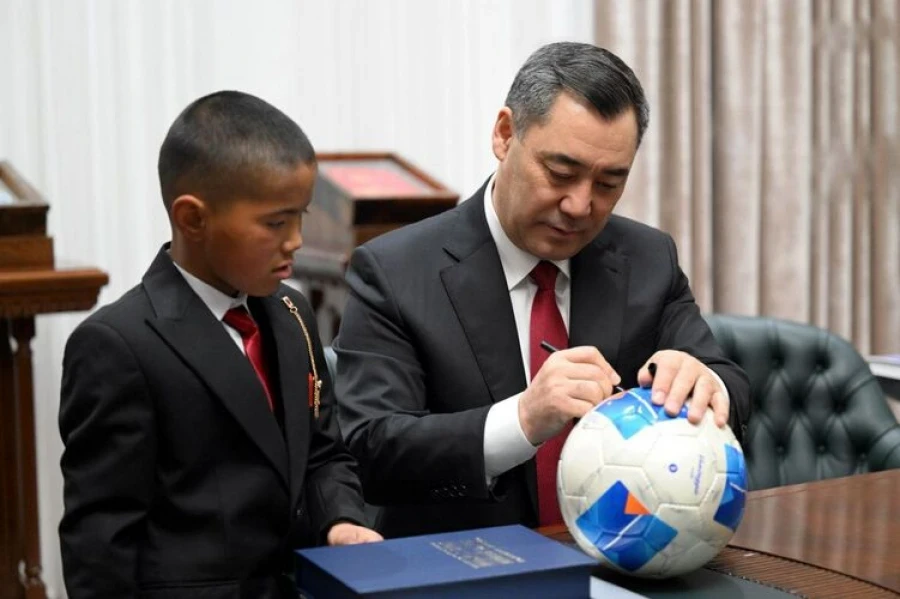 Children walked to school through a meter of snow – Sadyr Japarov presented them with gifts