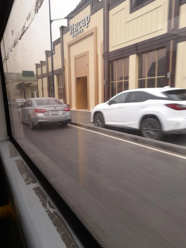 "Паркуются прямо на тротуаре". Горожанин просит навести порядок на улице Курманжан Датки