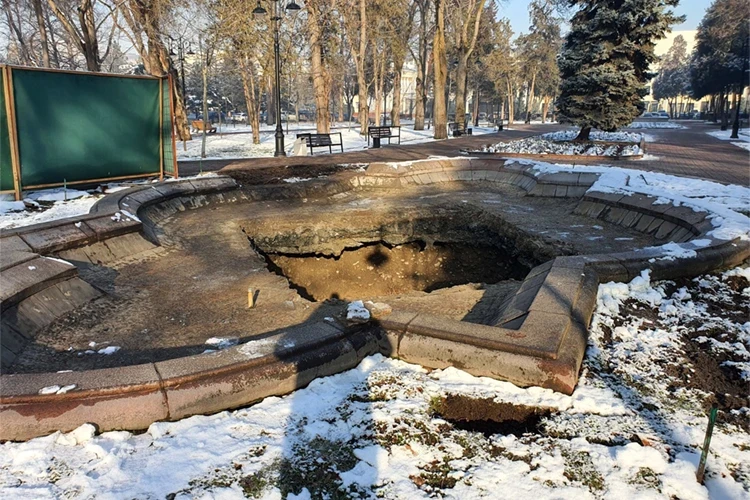 In Bishkek's Oak Park, the historic fountain from 1956 has been demolished