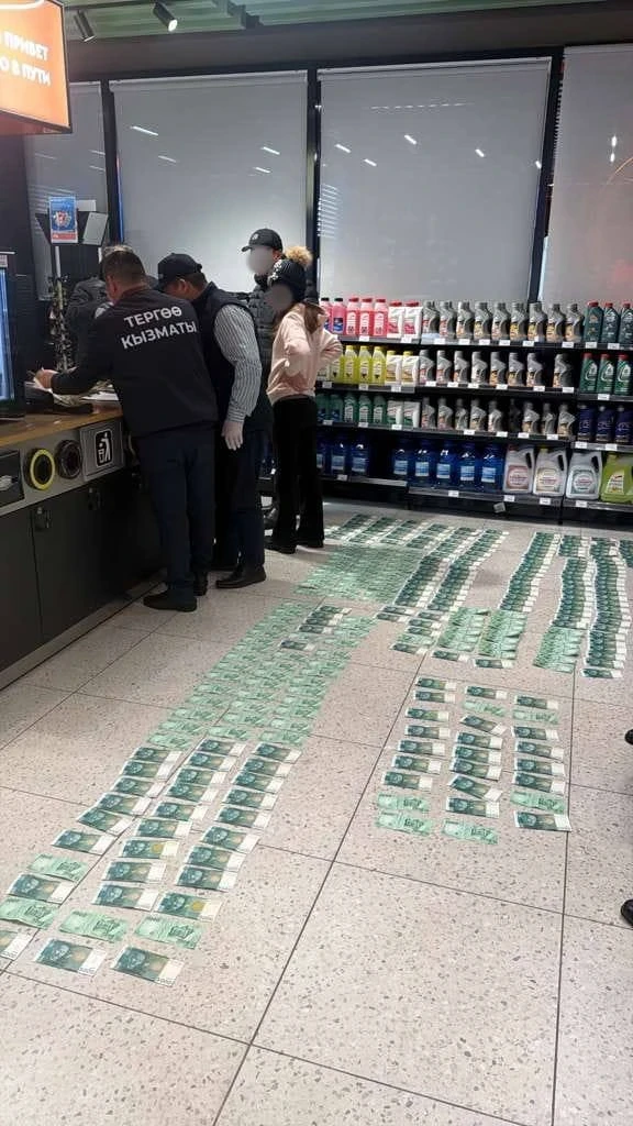 Fake police extorted $100,000 from a man through blackmail