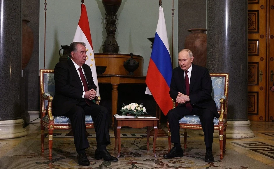 Путин Рахмон менен жолугушууда Москва облусундагы мектепте тажик баласын өлтүрүү боюнча пикирин билдирди жана күнөөлүүлөрдү жазалоого убада берди