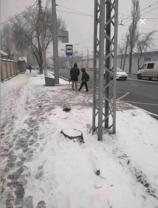 "Жамгырдан жана кардан коргонууга орун жок". Шаардыктар алынган токтоочуларды калыбына келтирүүнү суранышууда