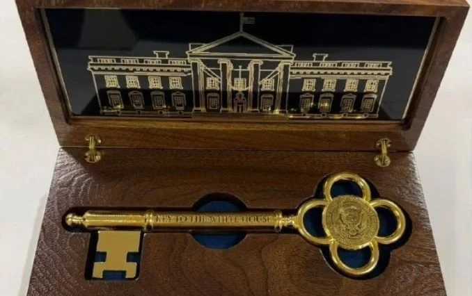 Трамп Токаевге Ак үйдүн символикалык ачкычын жана кол тамгасы бар бейсболка тартуулады