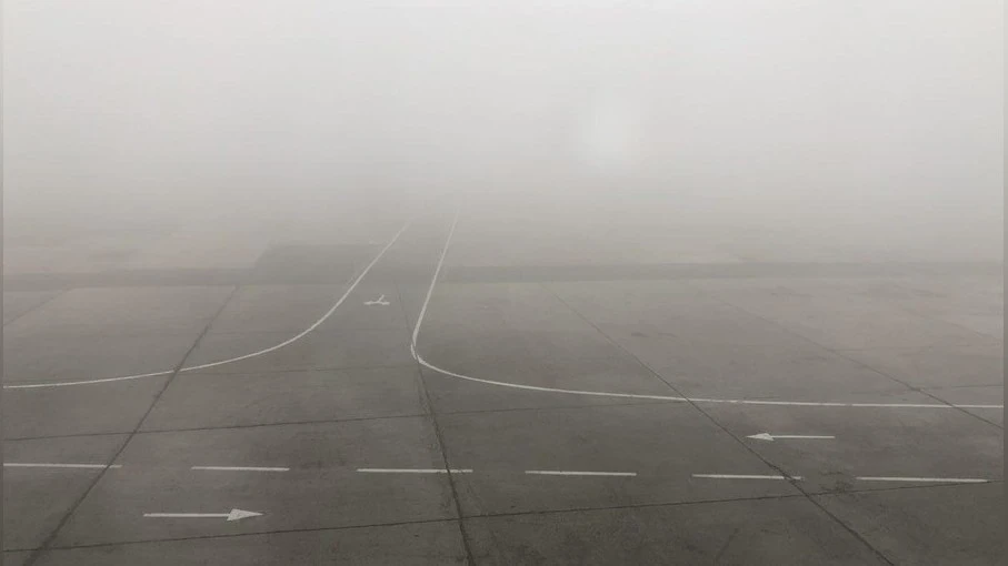 Узбекистандагы аэропорттордо тумандан улам бир нече рейстерди башка жакка жөнөтүштү