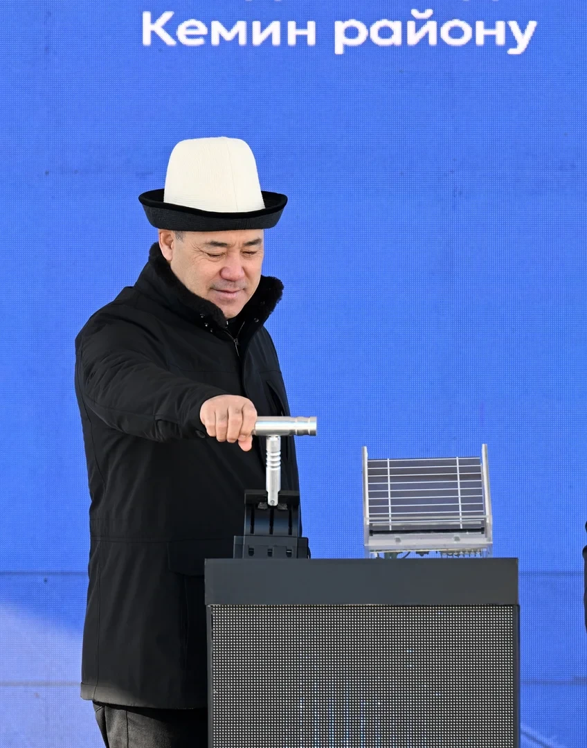 Садыр Жапаров запустил первую солнечную электростанцию мощностью 100 мегаватт в Кемине