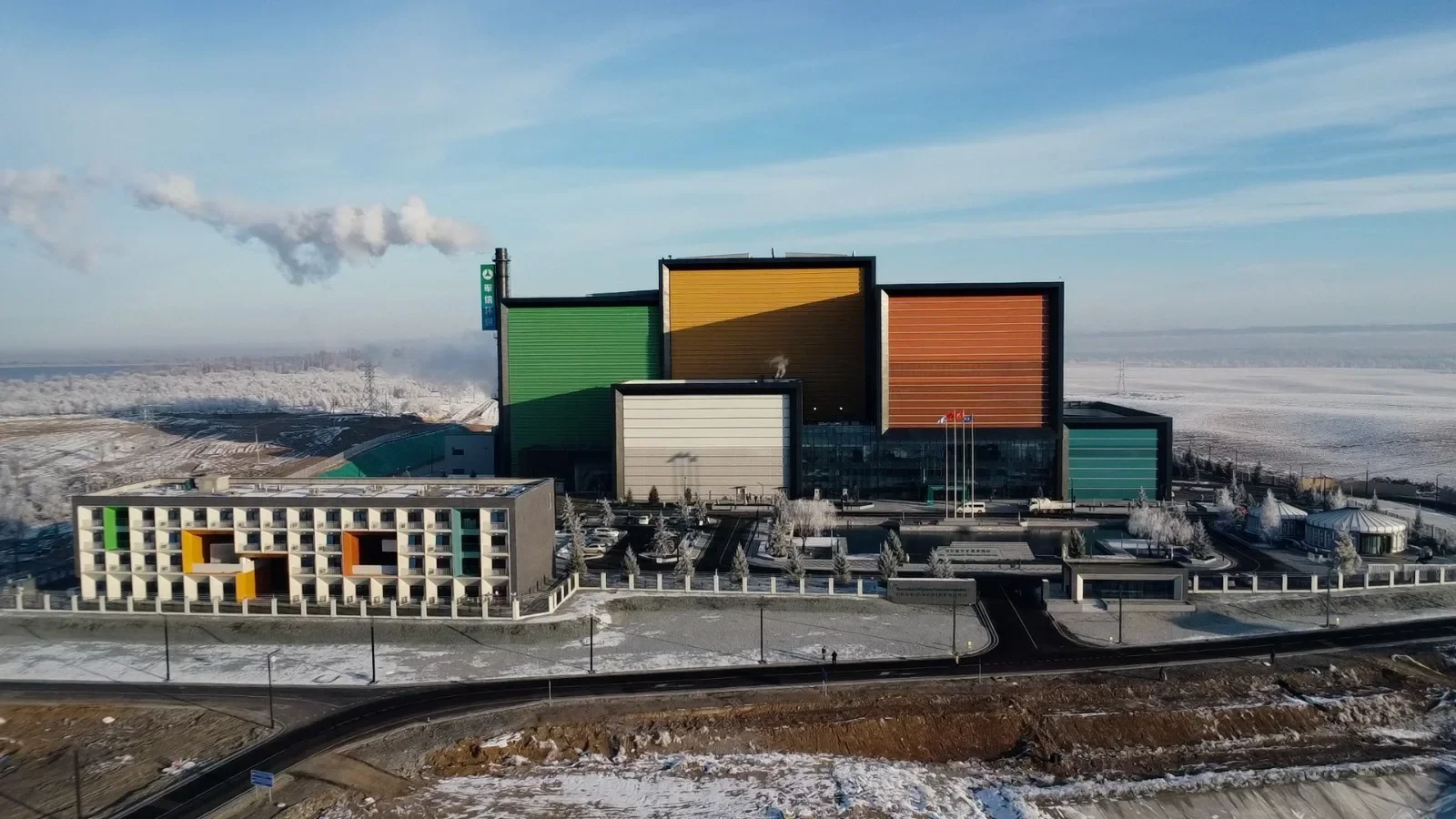 Delegates of the Kurultai were shown the operation of the new waste recycling plant in Bishkek