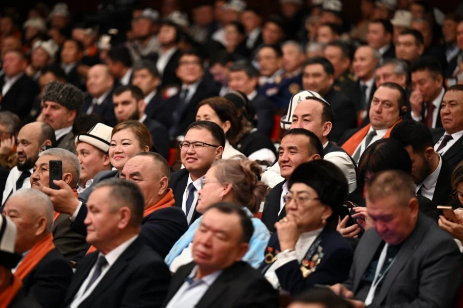 Народ курултайынын делегаттары Бишкекте Жогорку Кеңештин депутаттарынан кем эмес таң калтырды