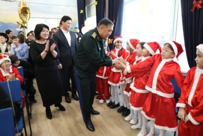 Kamchybek Tashiev congratulated the children in the special boarding school on the New Year