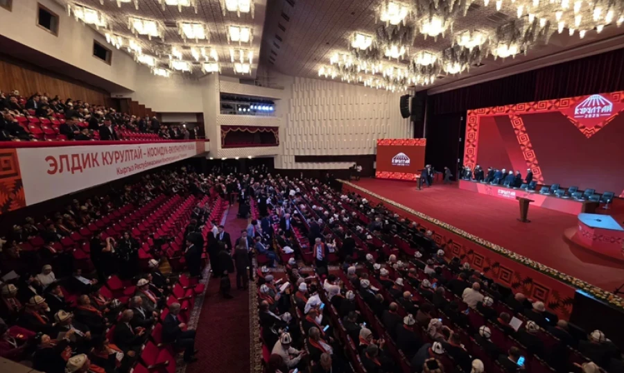 Народдук курултайдын делегаттарынын бир бөлүгүн президентти алдады