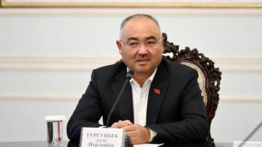 Нурбек Тургунбек уулу: Жасалма интеллекттин Огомбай жана Омурканова ырларын ырдаганы өкүндүрөт