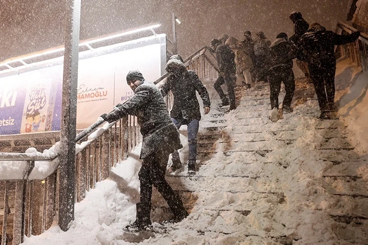 Unprecedented Snowfalls Hit Turkey: Schools Closed in the Provinces