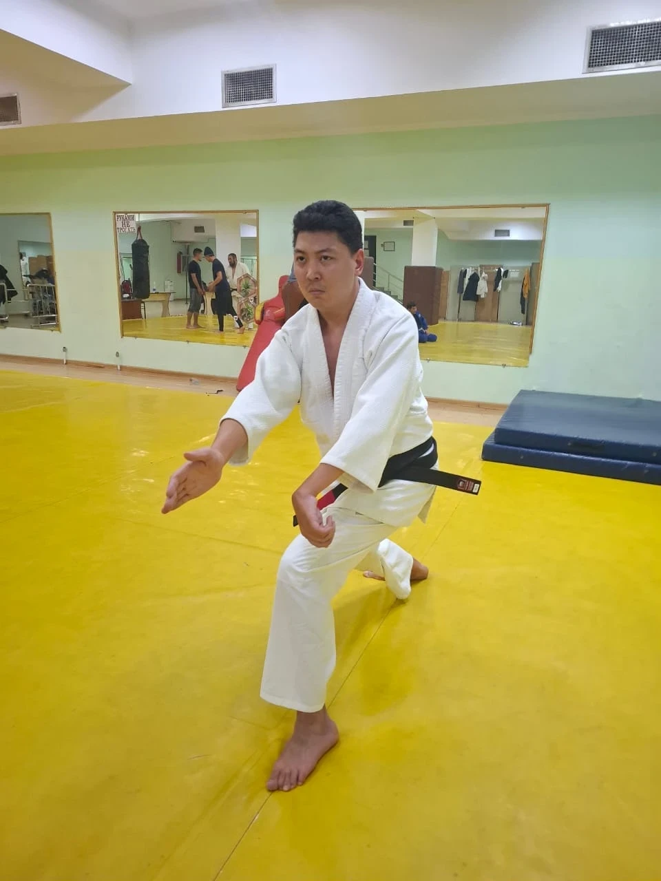 Aikido without limits: a new black belt at the 'Seisenkai' aikido club