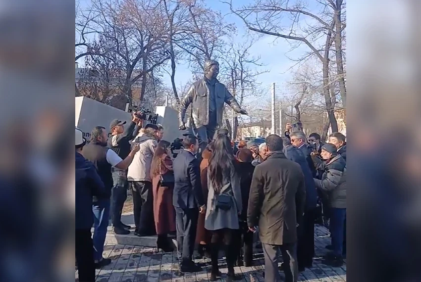 A monument to the legendary director Tolomush Okeyev was unveiled in Bishkek