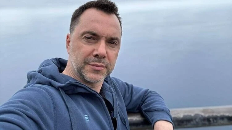 «Просто резиденция эмес». Украина ядролук согуш учурунда РФнын командалык пунктун чабууга аракет кылган, - Зеленскийдин мурдагы кеңешчиси Арестович