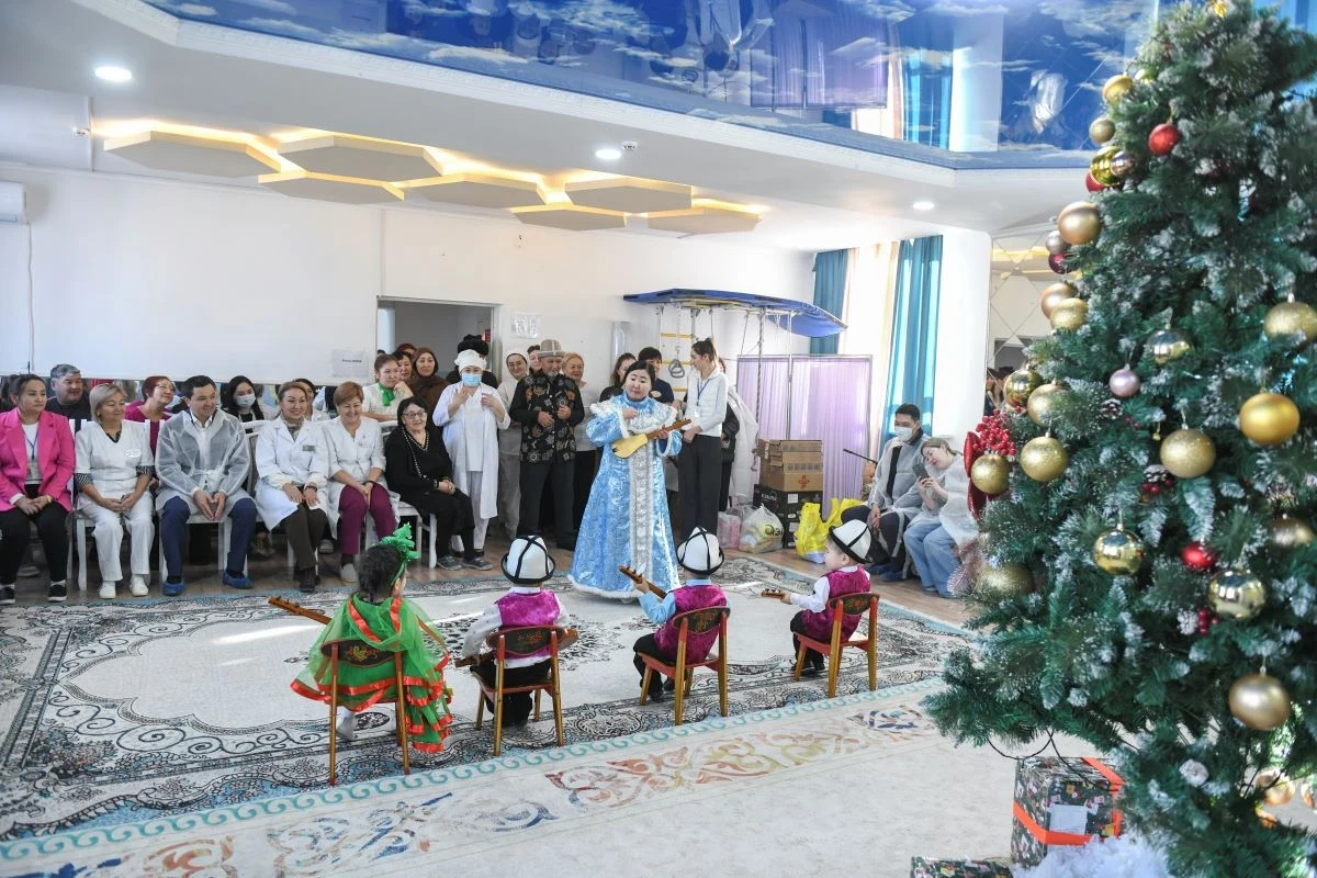 The Minister of Health of the Kyrgyz Republic visited young patients at the National Center for Maternal Health.
