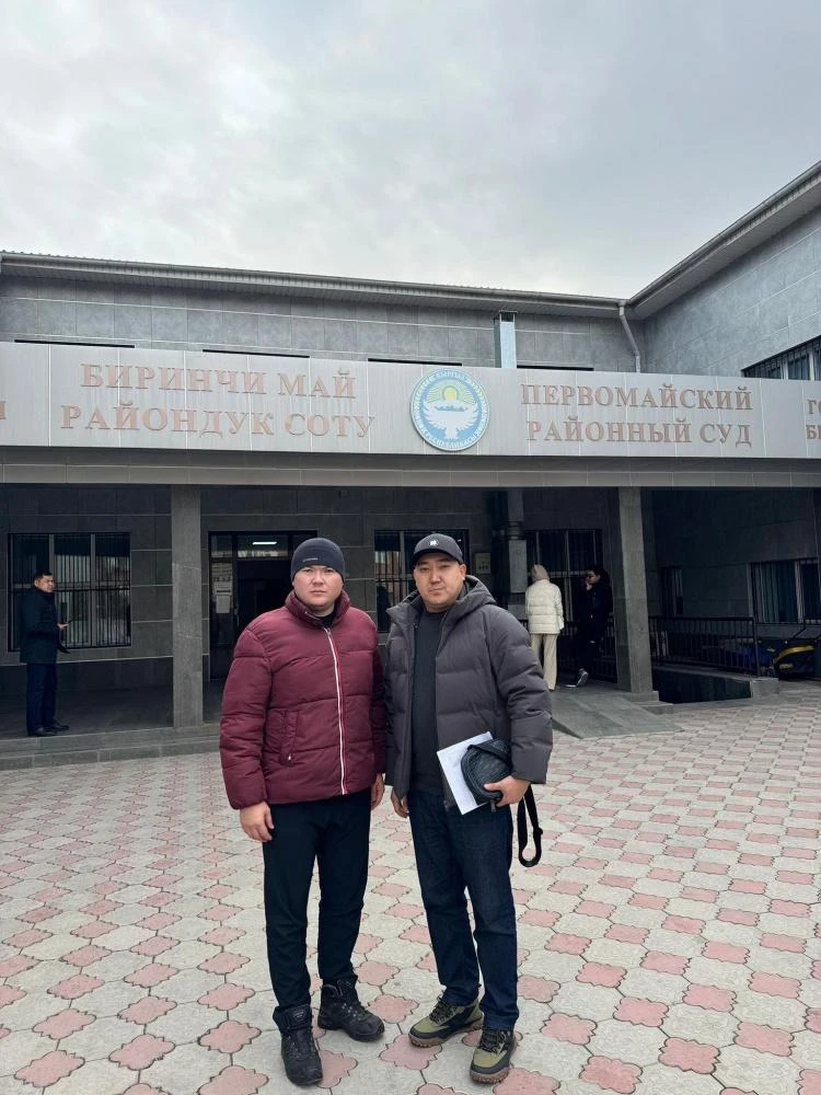 Активист Айбек Тенизбайды чыгып кетпөө тууралуу кол коюу менен бошотушту