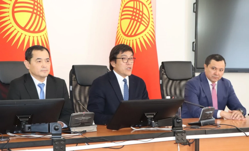 Эдиль Байсалов представил коллективу нового и.о. министра здравоохранения