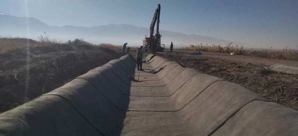 In the Panfilov District, the concrete pavement is being laid on the Upper Canal