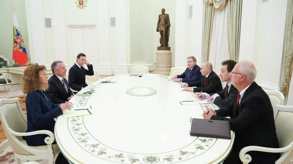 Кремлде Путиндин Трамптын элчилери менен сүйлөшүүлөрү өттү