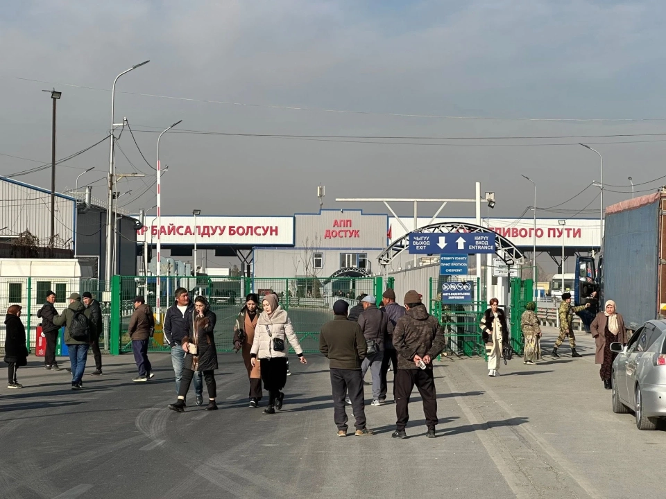 At the border checkpoint "Dostuk" in the city of Osh, a 45-meter flagpole is being installed