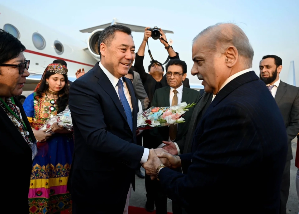 Sadyr Japarov was honored with the highest distinctions upon his arrival in Pakistan - Alagozov