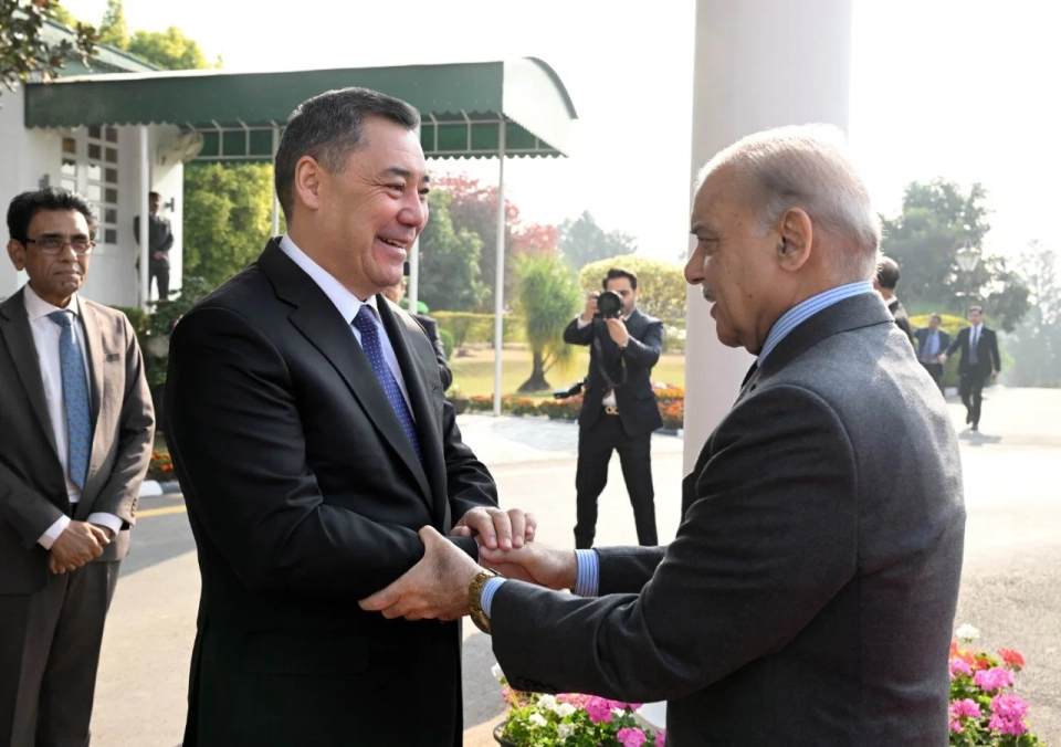 В Исламабаде состоялась официальная церемония встречи Садыра Жапарова с премьером Пакистана