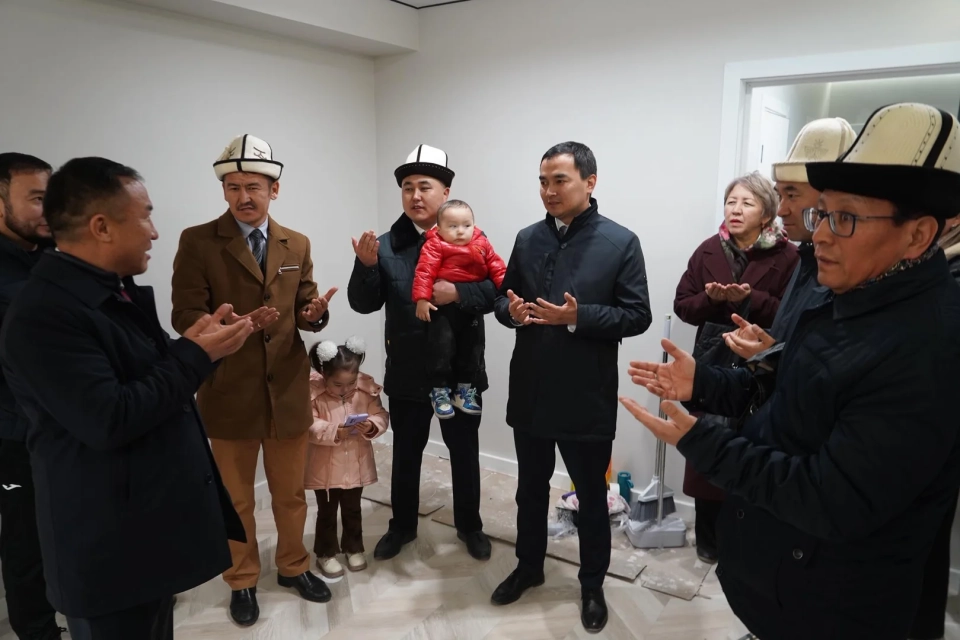 A private entrepreneur gifted apartments to seven manaschi.