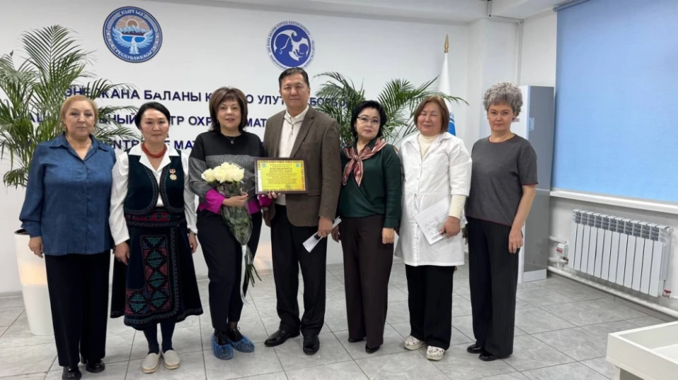 Фонд Help the Children-SKD отметил 18-летие и передал НЦОМиД помощь на 900 тыс. сомов