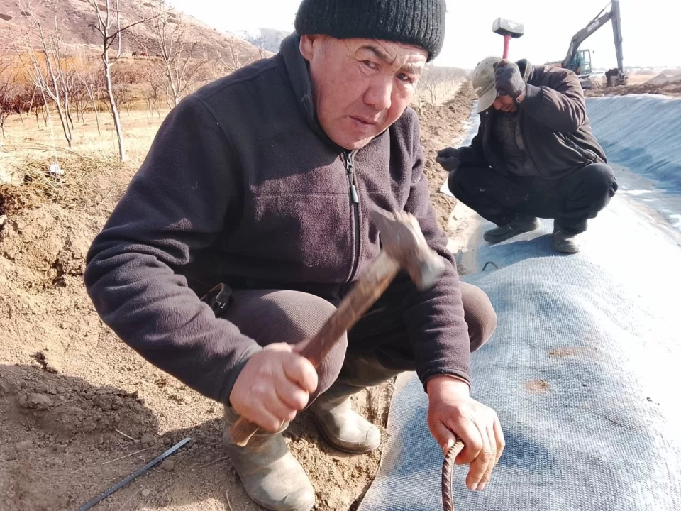 In the Issyk-Kul District, the concrete pavement is being laid on the 2-Eastern canal.