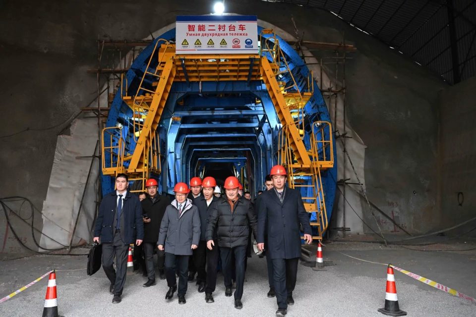 Adylbek Kasymaliev familiarized himself with the progress of the tunnel construction on the section of the railway "China - Kyrgyzstan - Uzbekistan"