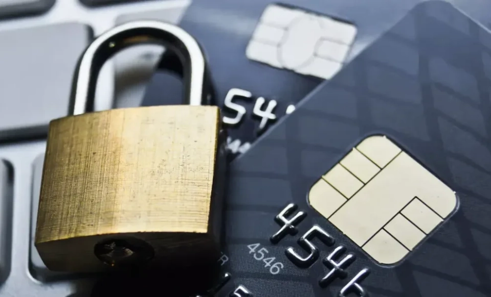 How many Kyrgyz citizens have registered a self-ban on lending through "Tunduk"