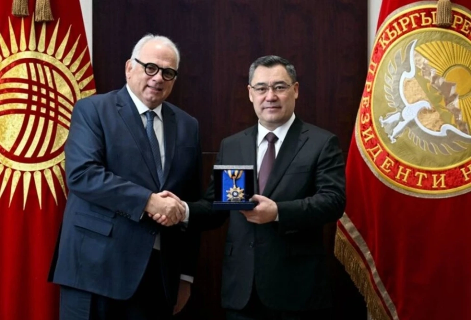 Кыргызстандын президенти UWW жетекчилерин күрөштү өнүктүрүүгө кошкон салымы үчүн сыйлады