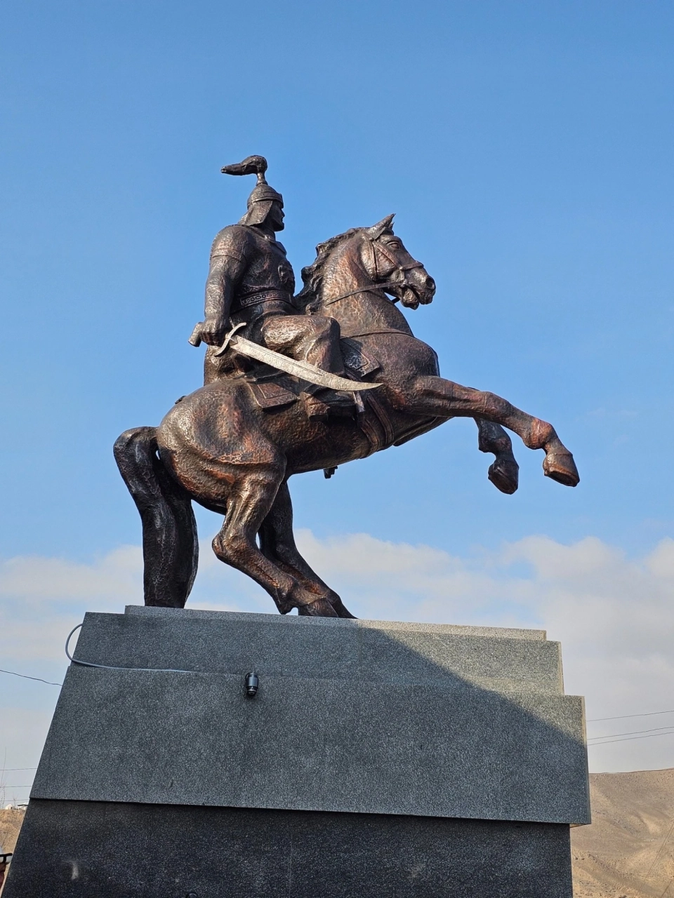 Кыргызстанда Садыр ханга эстелик ачылды