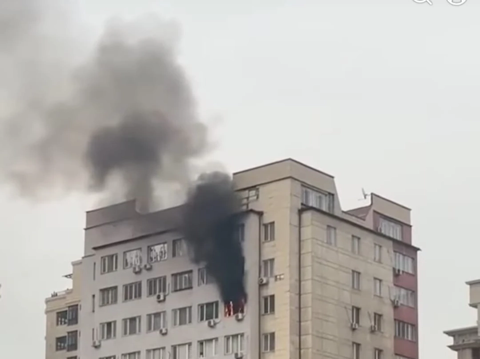 In Bishkek, an apartment is on fire in a high-rise building on Abdumomunov Street