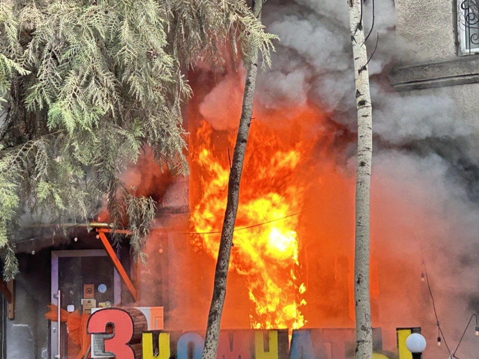 В центре Бишкека произошел пожар. Фото и видео