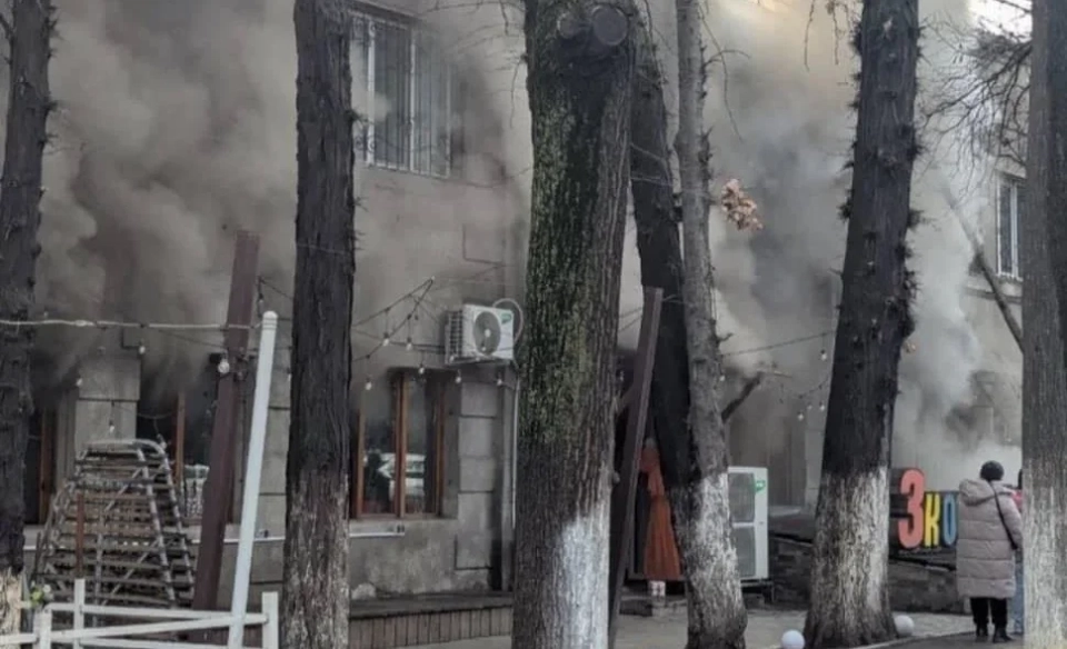 Женщина пострадала при пожаре в центре Бишкека