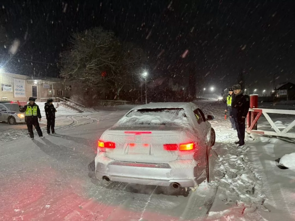 ГУОБДДнын башчысы «Сосновка» постунда күтүүсүз текшерүү өткөрдү. Жолго чыкпай, кабинетте отурган кызматкерлерин сындады.