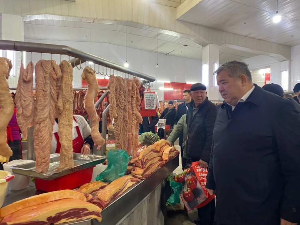 Расмийлер Ош базарындагы эттин бааларын текшеришти