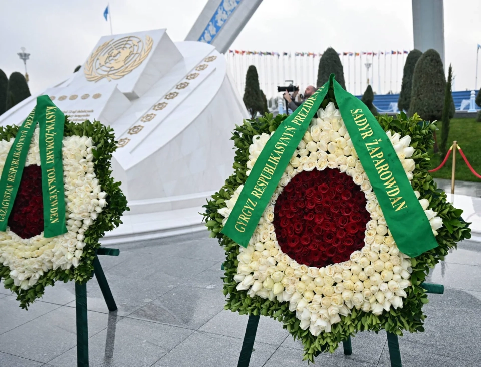Sadyr Japarov laid flowers at the Monument of Neutrality in Ashgabat