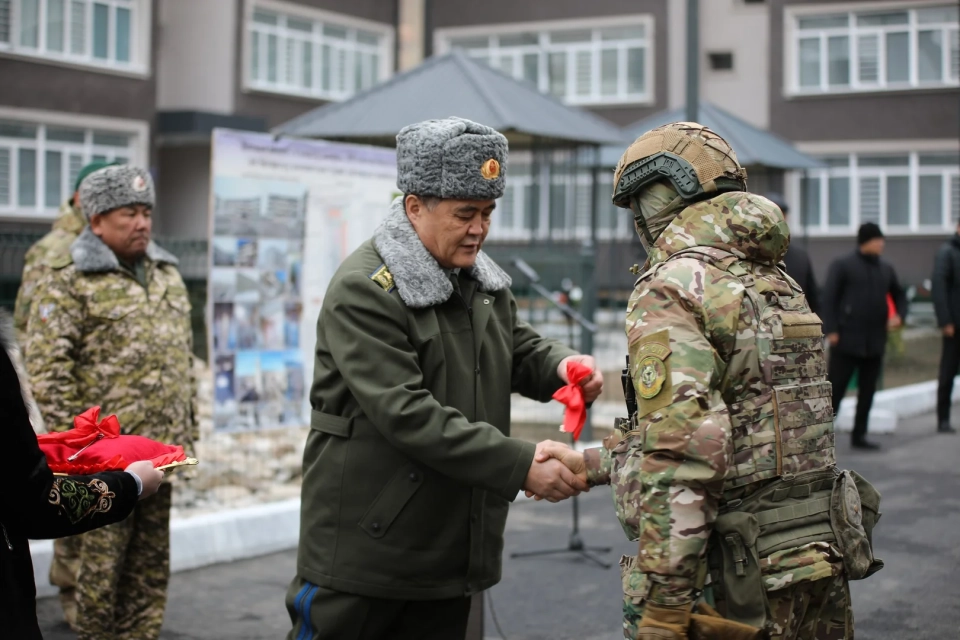 Сулюкте аскер кызматкерлерине батирлердин ачкычтары тапшырылды