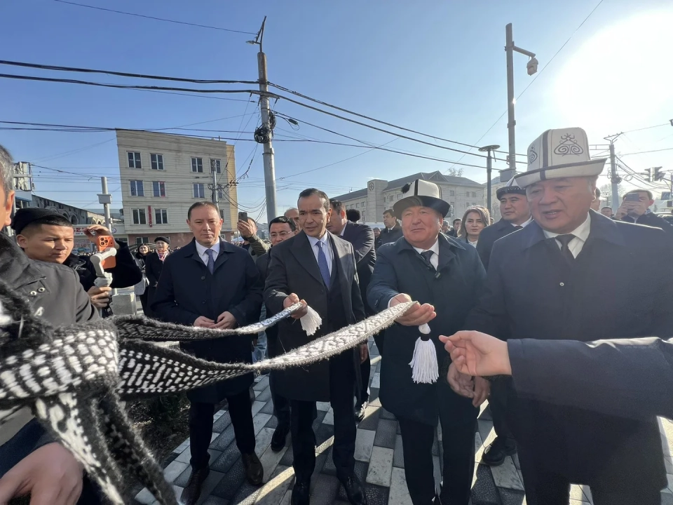 В Оше установили памятник поэту Алишеру Навои