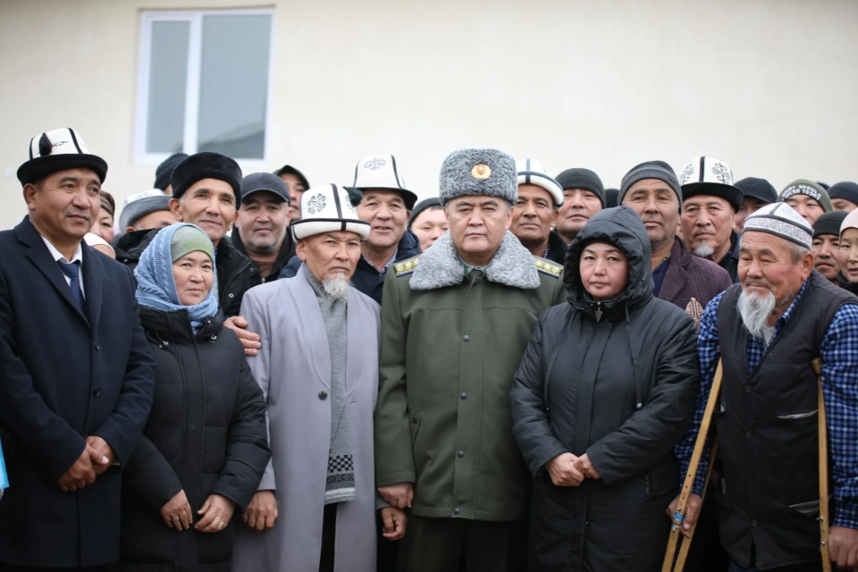 Ташиев Максат айылындагы тургундар менен жолугушуп, жаңы турак үйлөрдү карап чыкты
