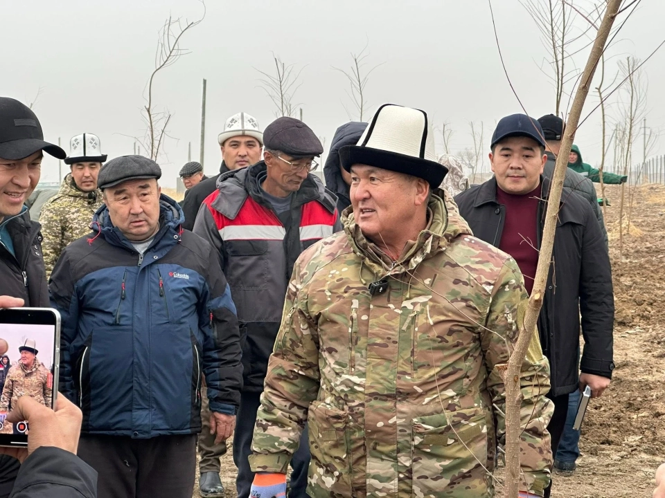 В жилмассив «Кен-Сай» подали чистую воду: мэр города Ош ее попробовал