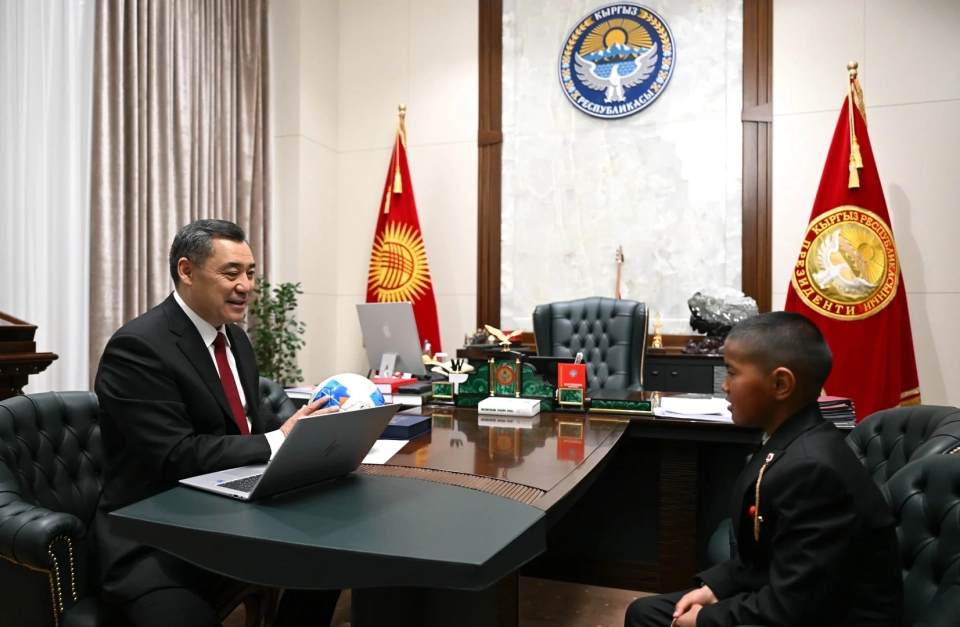 Sadyr Japarov met with a student who made his way to school through meter-high snowdrifts